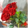 Фруктовая корзина и красные розы
